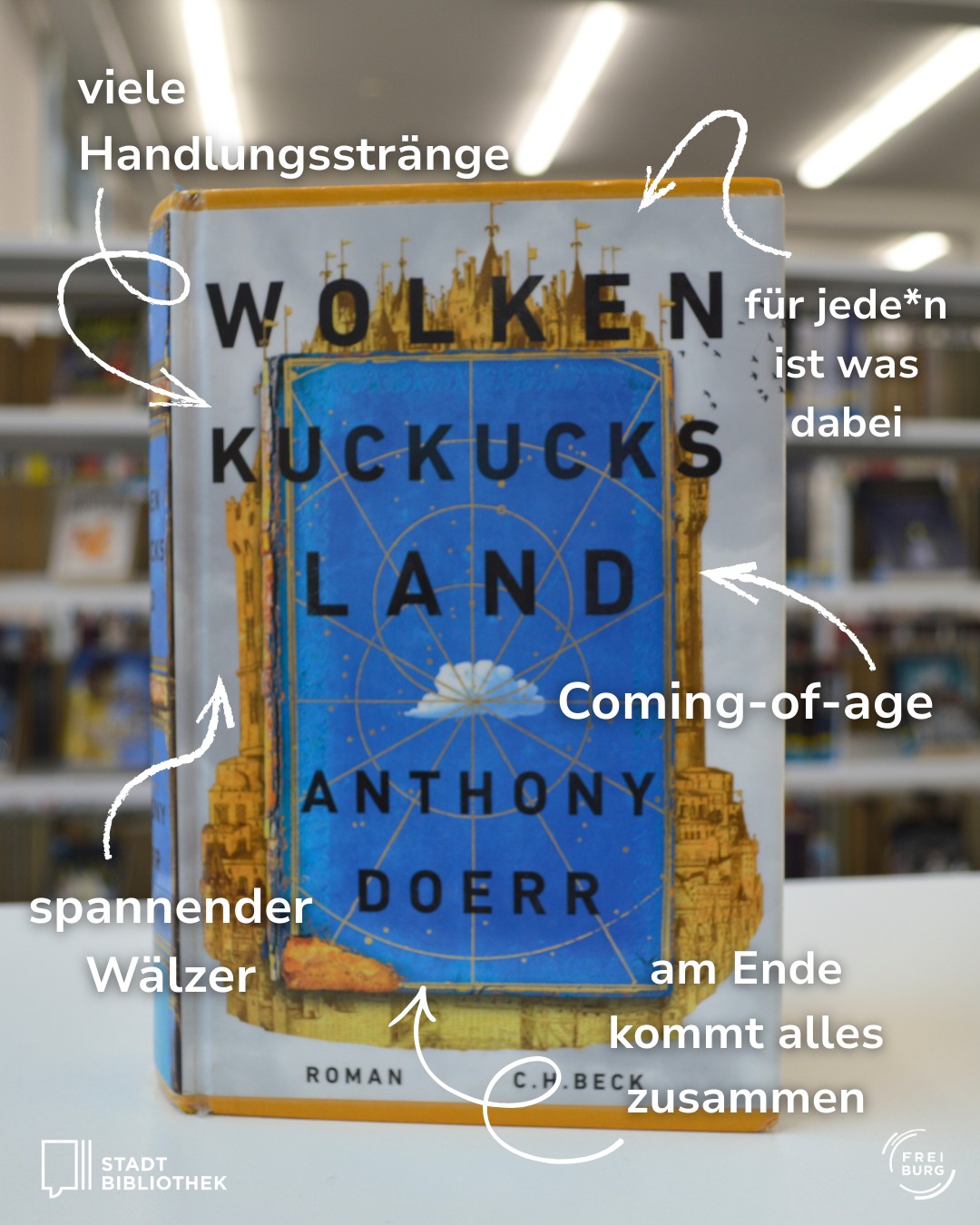 Dieser Alternativtext wurde KI-generiert: Ein Buchcover ist vor einem Bücherregal abgebildet. Das Cover ist blau und gelb und zeigt einen Wolkenhimmel mit einem städtischen Panorama darunter.