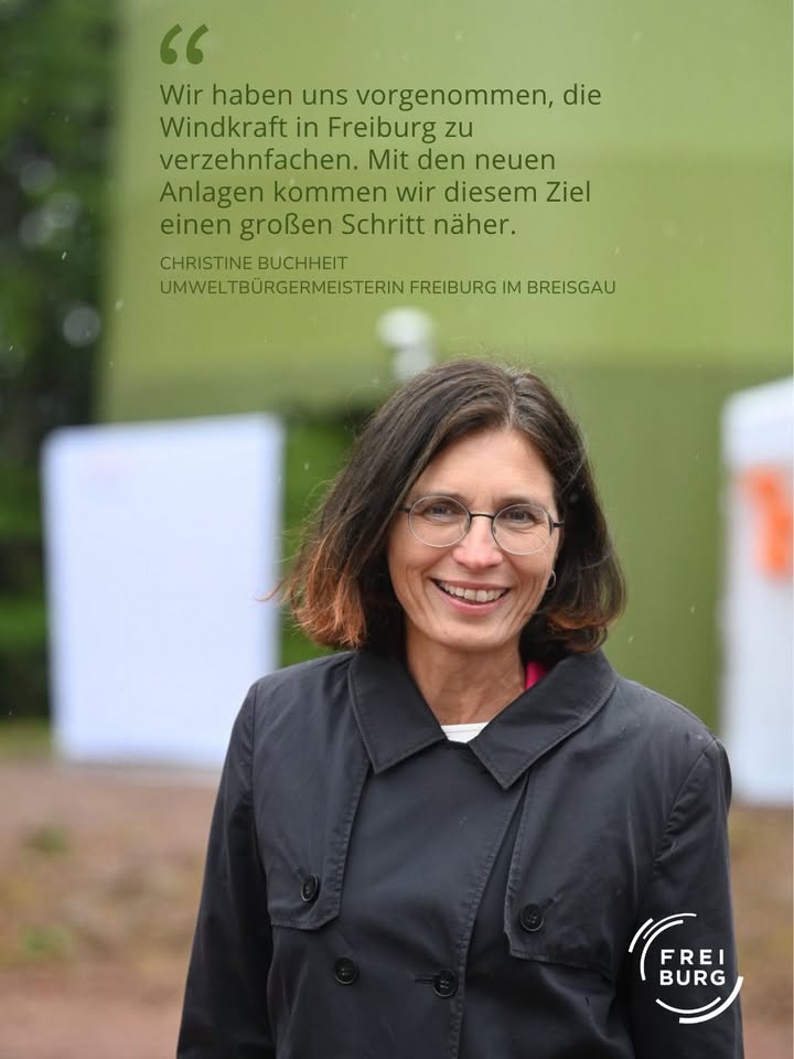 Dieser Alternativtext wurde KI-generiert: Eine Person mit braunen Haaren und Brille lächelt in die Kamera, vor einem grünen Hintergrund. Im Bild ist Text in deutscher Sprache zu sehen.