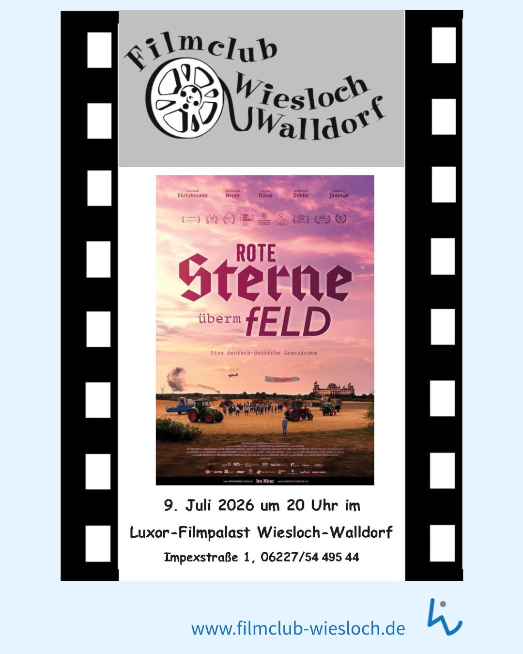 Plakat des Filmclubs Wiesloch-Walldorf für den Film „Rote Sterne überm Feld“. Das Poster zeigt eine Feldlandschaft mit Traktoren und Menschen unter einem rosa Himmel. Der Text unten gibt Datum und Ort an: 9. Juli 2026 um 20 Uhr im Luxor-Filmpalast Wiesloch-Walldorf. (KI-Alternativtext)