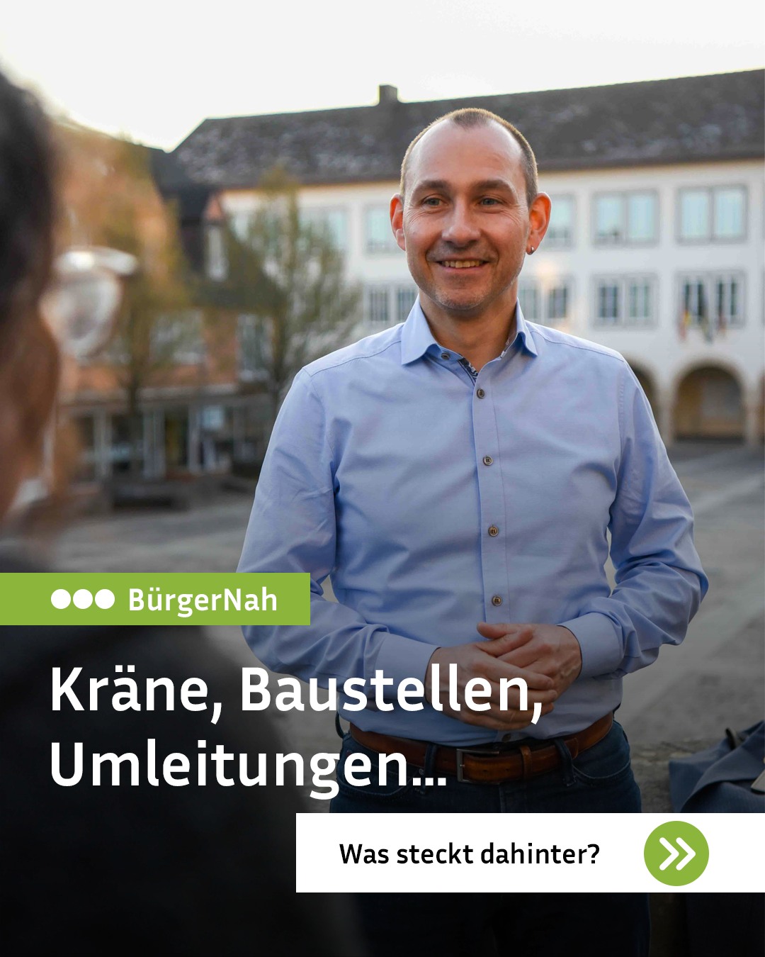 OB Dr. Stefan Belz im blauen Hemd spricht draußen, Text: „Kräne, Baustellen, Umleitungen… Was steckt dahinter?“ mit BürgerNah‑Label.