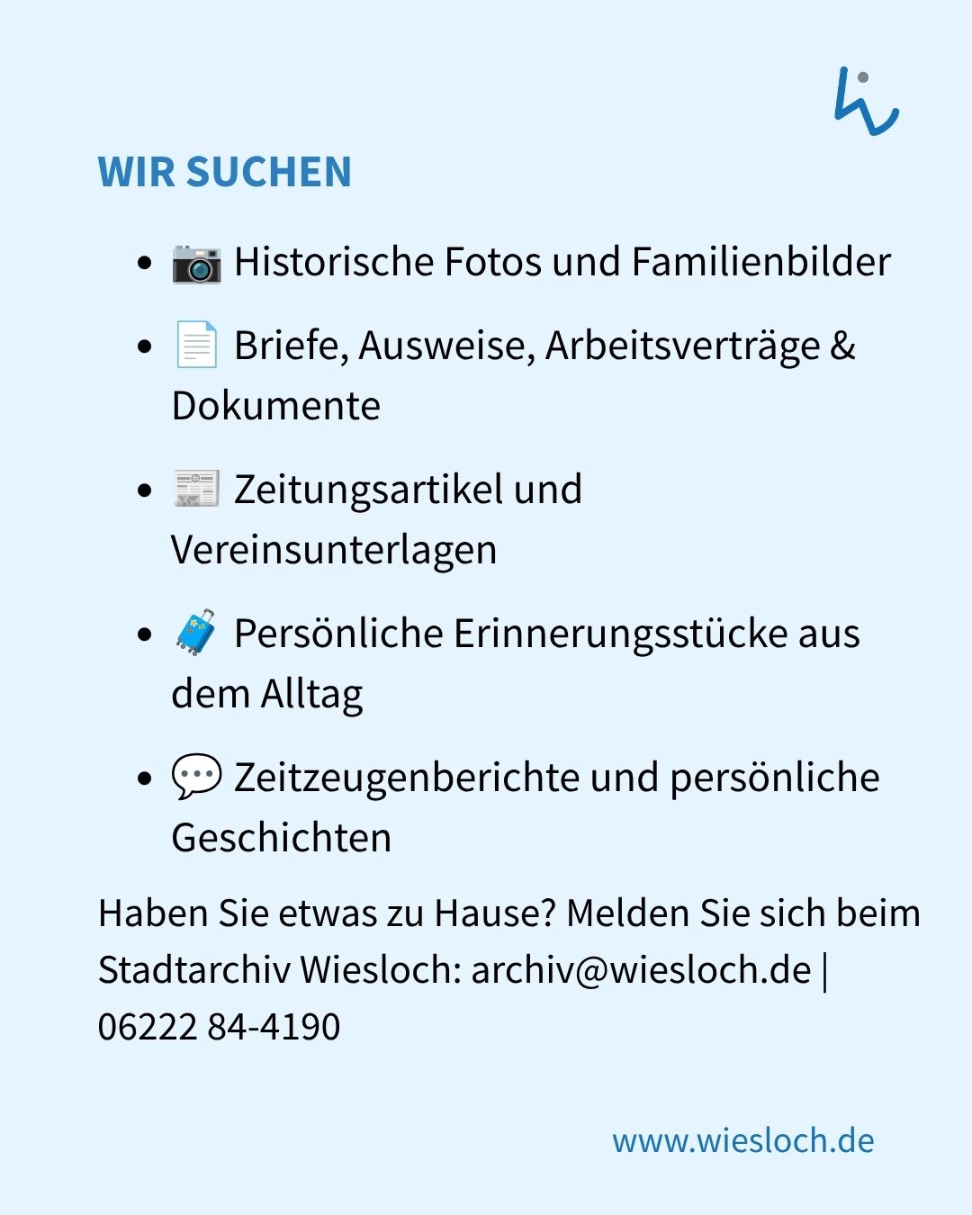 Ein hellblaues Plakat mit der Überschrift "WIR SUCHEN" listet gesuchte Archivmaterialien wie historische Fotos, Briefe, Dokumente, Zeitungsartikel, Erinnerungsstücke und Zeitzeugenberichte auf. Darunter steht der Aufruf, sich beim Stadtarchiv Wiesloch zu melden, gefolgt von E-Mail-Adresse, Telefonnummer und der Webseite www.wiesloch.de. (KI-Alternativtext)