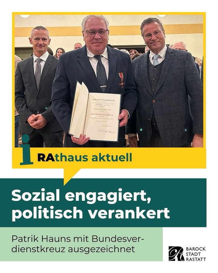Dieser Alternativtext wurde KI-generiert: Schwarz-weißes Foto, das zwei Personen in Anzügen zeigt, die ein Dokument halten. Im Hintergrund ist ein Gebäude und eine Texttafel mit dem Titel "Sozial engagiert, politisch verankert" zu sehen.