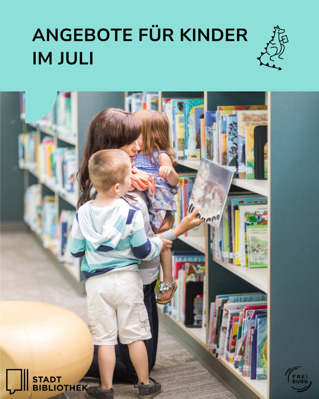Plakat mit der Überschrift "ANGEBOTE FÜR KINDER IM JULI" und einem Dinosaurier-Logo. Eine Person steht mit zwei Kindern vor einem Bücherregal in einer Bibliothek und zeigt ihnen ein offenes Buch. Unten sind die Logos "STADT BIBLIOTHEK" und "FREI BURG" zu sehen. (KI-Alternativtext)