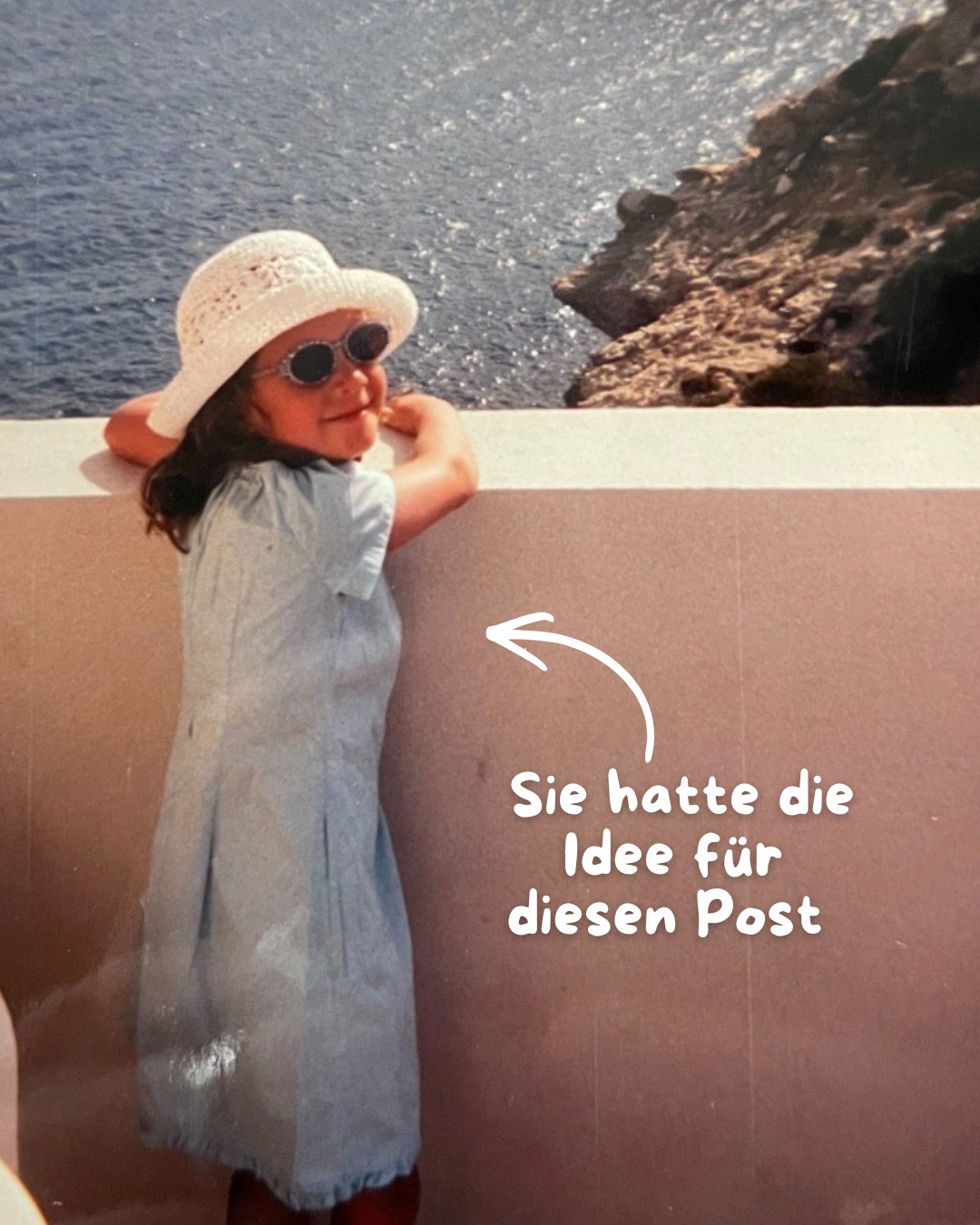 Dieser Alternativtext wurde KI-generiert: Ein Schwarz-Weiß-Foto zeigt eine Person mit Hut und Sonnenbrille, die mit verschränkten Armen an einem Geländer lehnt und in die Ferne blickt. Im Hintergrund ist Wasser und Fels zu sehen.