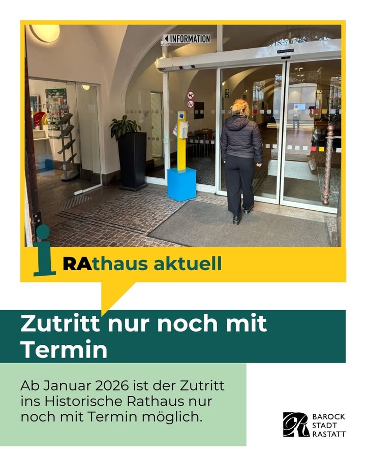 Dieser Alternativtext wurde KI-generiert: Ein Gebäude mit Glastüren und einem Informationsschild. Darunter befindet sich ein Plakat mit Text und einem Logo.