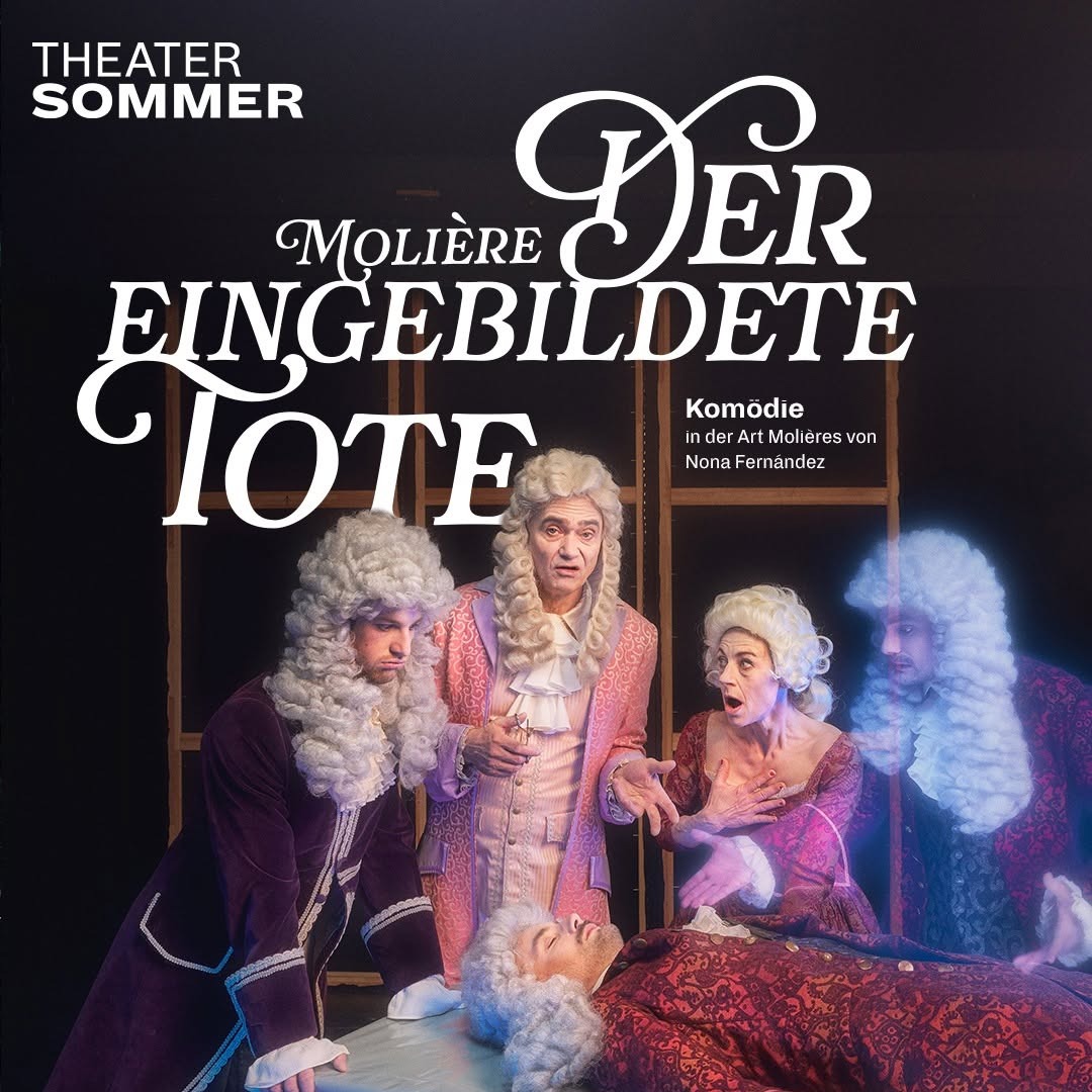Theaterplakat für „Der eingebildete Kranke“ von Molière, inszeniert von Nona Fernández. Vier Personen in historischen Kostümen mit Perücken umgeben eine liegende Figur; eine Person wirkt überrascht, eine andere ist als Geist dargestellt. Oben links steht „Theater Sommer“. (KI-Alternativtext)