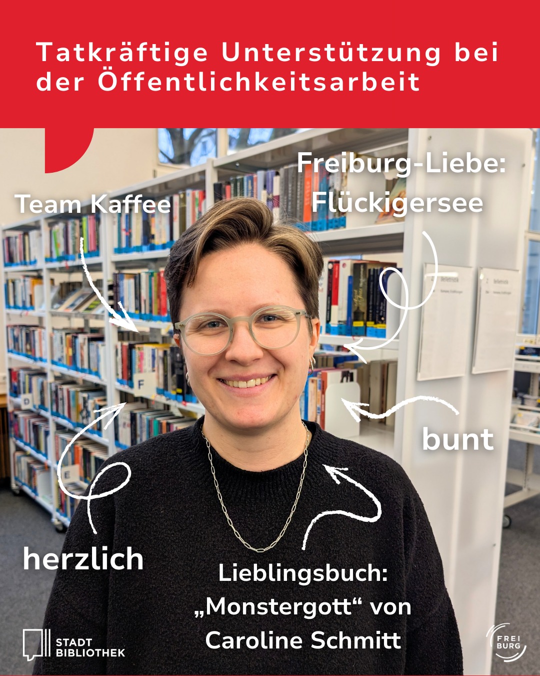Dieser Alternativtext wurde KI-generiert: Ein Schwarz-Weiß-Porträt einer Person, die vor einem Bücherregal steht. Mehrere Textfelder mit Schriftzügen sind auf dem Bild zu sehen.