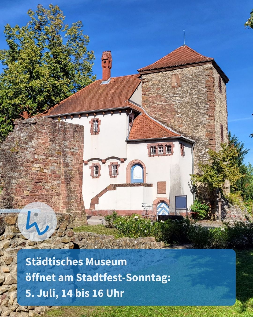 Historisches Gebäude mit Steinturm und weißer Fassade. Ein blauer Textkasten unten lautet: Städtisches Museum öffnet am Stadtfest-Sonntag: 5. Juli, 14 bis 16 Uhr. (KI-Alternativtext)