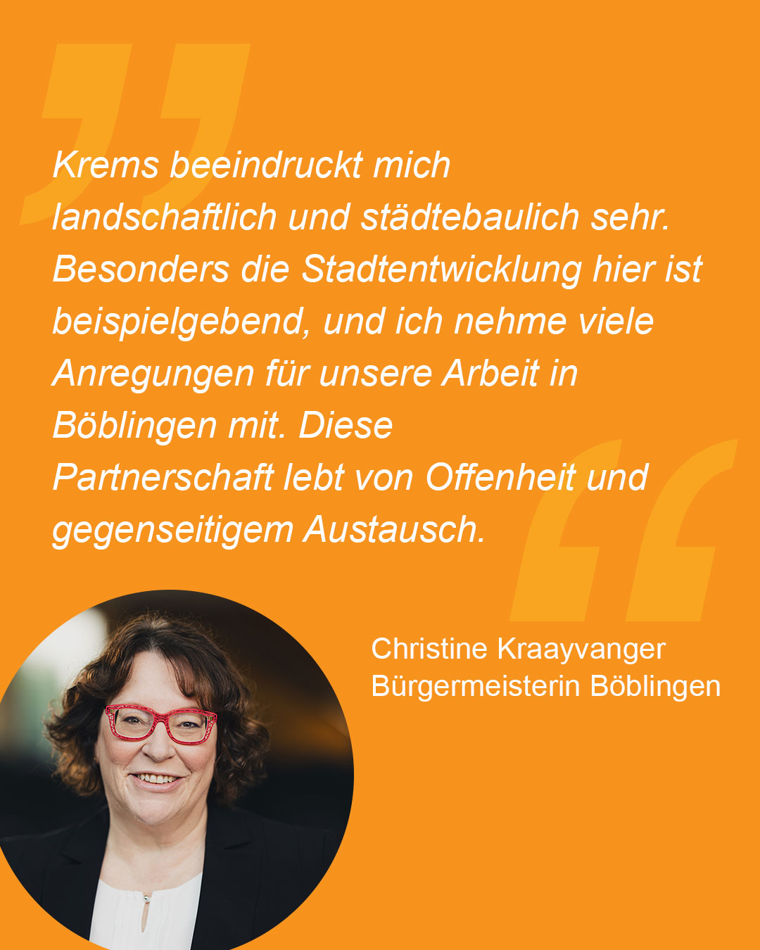 Ein farbiges Bild zeigt ein Zitat in Anführungszeichen über einen Ort und eine Person. Darunter ist ein Porträt einer Frau mit roten Haaren und einer Brille zu sehen.