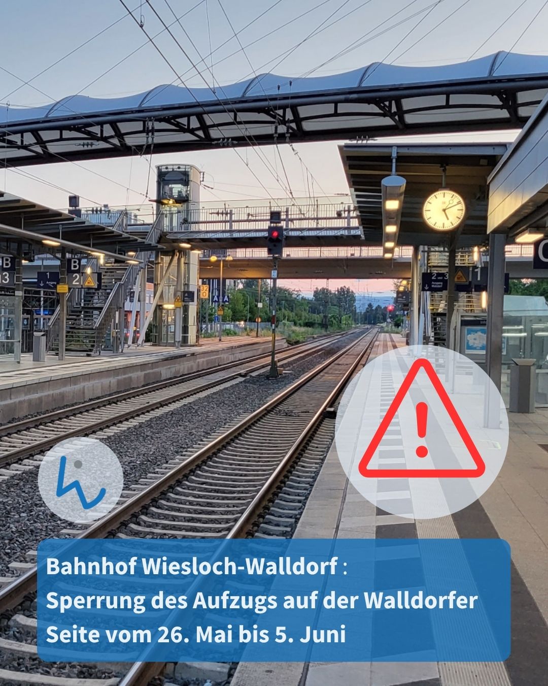 Bahnhof Wiesloch-Walldorf mit Gleisen, Bahnsteigen und einer Warnmeldung: Sperrung des Aufzugs auf der Walldorfer Seite vom 26. Mai bis 5. Juni. Ein rotes Ausrufezeichen in einem Dreieck weist auf die Störung hin. (KI-Alternativtext)