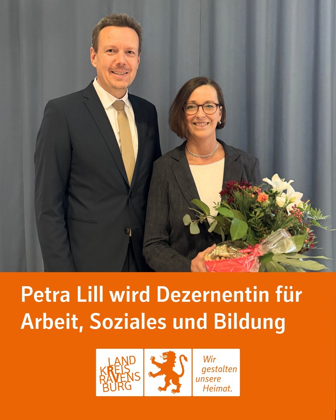 Landrat Harald Sievers steht mit Petra Lill für ein Foto zusammen. Bildtext: Petra Lill wird Dezernentin für Arbeit, Soziales und Bildung.