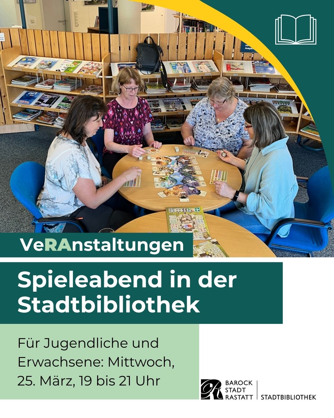 Dieser Alternativtext wurde KI-generiert: Eine Gruppe von Personen sitzt an einem Tisch und spielt ein Brettspiel in einer Bibliothek. Im unteren Bereich des Bildes befindet sich Text mit Informationen zu einer Spieleabend-Veranstaltung.