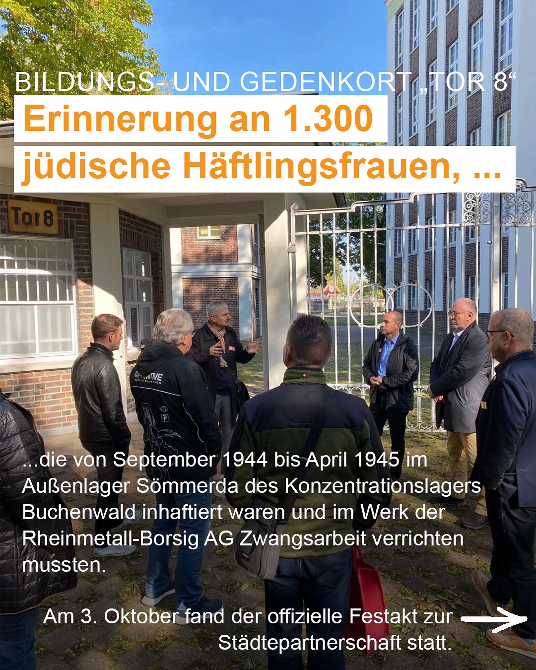 Dieser Alternativtext wurde KI-generiert: Schwarz-weißes Foto eines Gebäudes mit einer Tür, vor der Menschen stehen. Ein gelber Hinweis erinnert an die Zwangsarbeit von Häftlingen im Zweiten Weltkrieg.