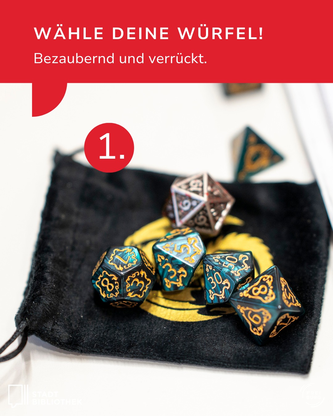 Dieser Alternativtext wurde KI-generiert: Farbige, facettenreiche Würfel liegen in einem schwarzen Beutel. Das Bild ist ein Werbeplakat mit einer roten Markierung und Text.