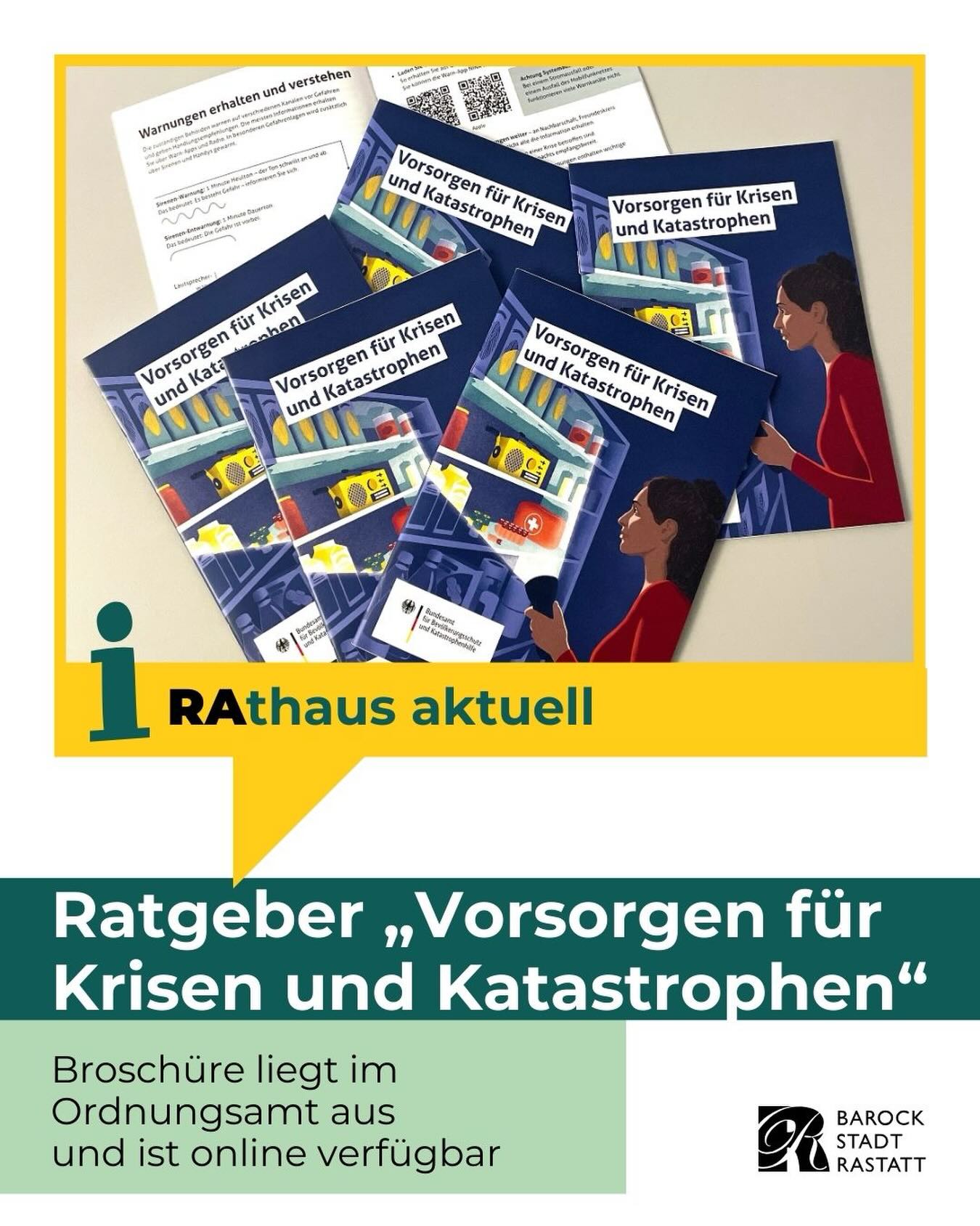 Dieser Alternativtext wurde KI-generiert: Mehrere Broschüren mit dem Titel "Vorsorgen für Krisen und Katastrophen" liegen auf einem Tisch und werden fotografiert. Im Vordergrund befindet sich eine Broschüre mit dem Titel "Ratgeber, Vorsorgen für Krisen und Katastrophen".