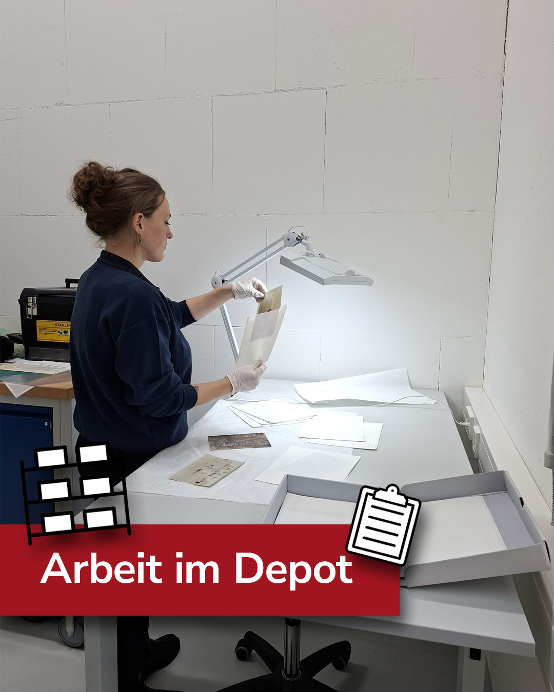 Dieser Alternativtext wurde KI-generiert: Eine Person arbeitet mit Dokumenten an einem Tisch unter einer Lampe. Das Bild ist in Schwarzweiß gehalten und enthält Hinweise auf eine Arbeitsumgebung.