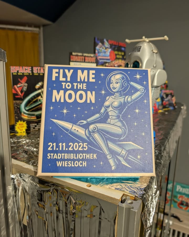 Dieser Alternativtext wurde KI-generiert: Ein farbenfrohes Werbeschild mit einer Illustration einer Person im Raumanzug, die in Richtung Mond fliegt. Es enthält ein Datum und einen Veranstaltungsort.