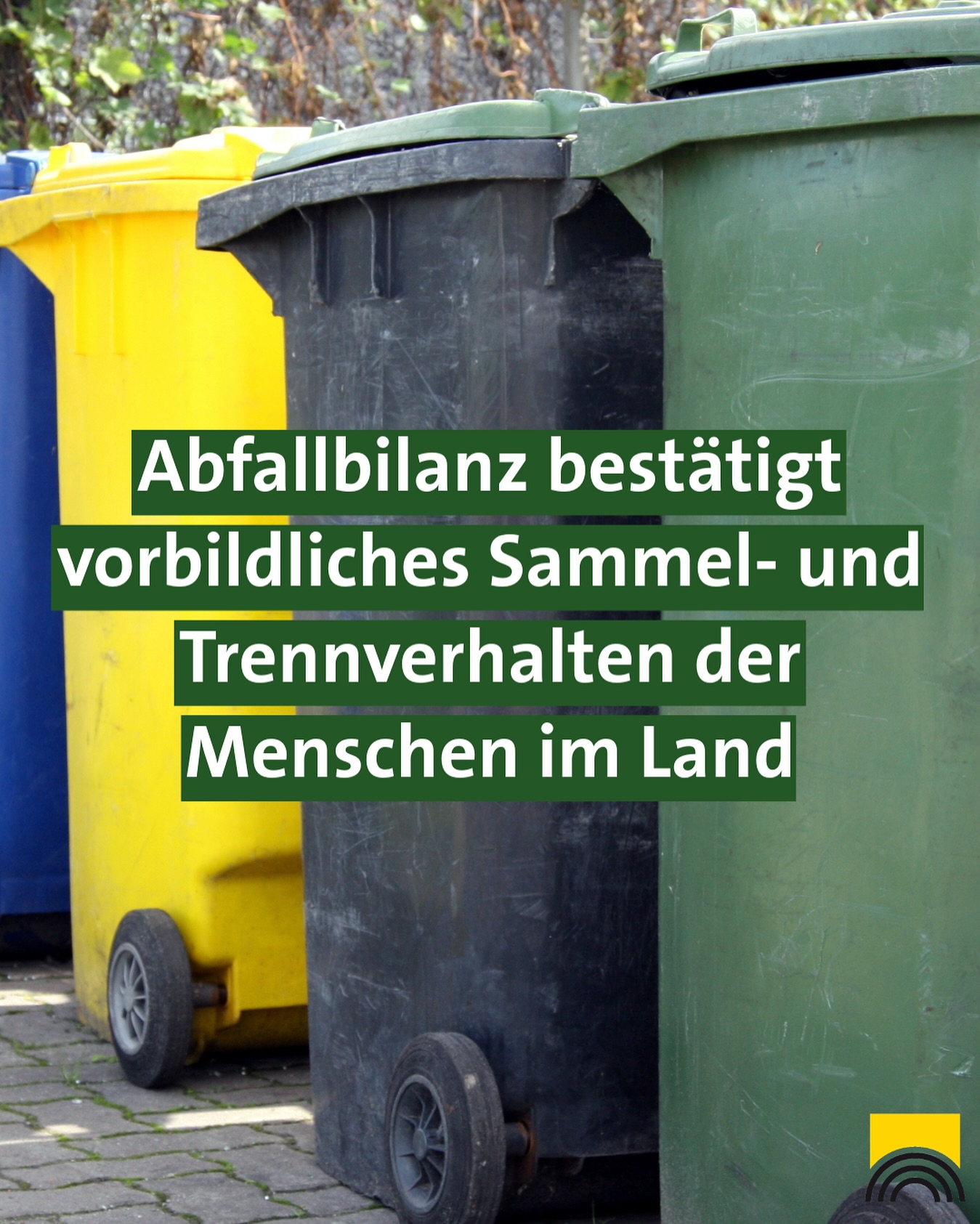 Mehrere Mülltonnen unterschiedlicher Farbe stehen auf einem gepflasterten Untergrund. Über den Tonnen befindet sich ein Textbanner.