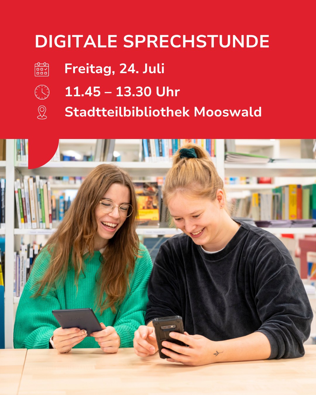 Digitale Sprechstunde am Freitag, 24. Juli von 11.45 bis 13.30 Uhr in der Stadtteilbibliothek Mooswald. Zwei Personen sitzen an einem Tisch vor Bücherregalen und schauen lachend auf ihre mobilen Geräte. (KI-Alternativtext)