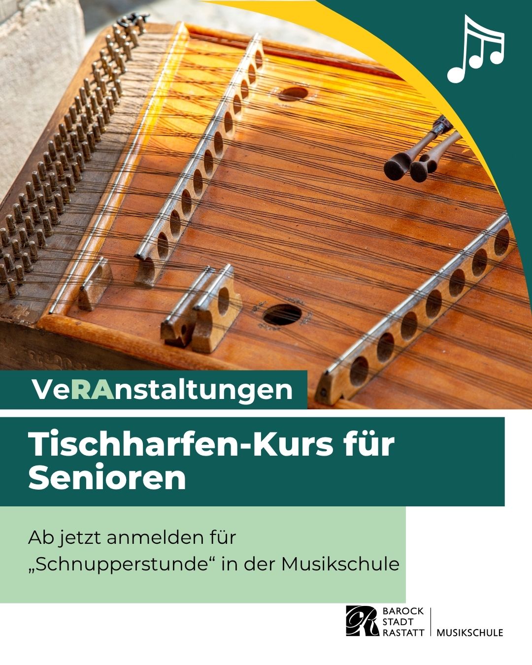Nahaufnahme einer Tischharfe mit Saiten und Stimmwirbeln, darüber ein Notensymbol. Text: „Veranstaltungen: Tischharfen-Kurs für Senioren. Ab jetzt anmelden für ‚Schnupperstunde‘ in der Musikschule Barock Stadt Rastatt.“ (KI-Alternativtext)