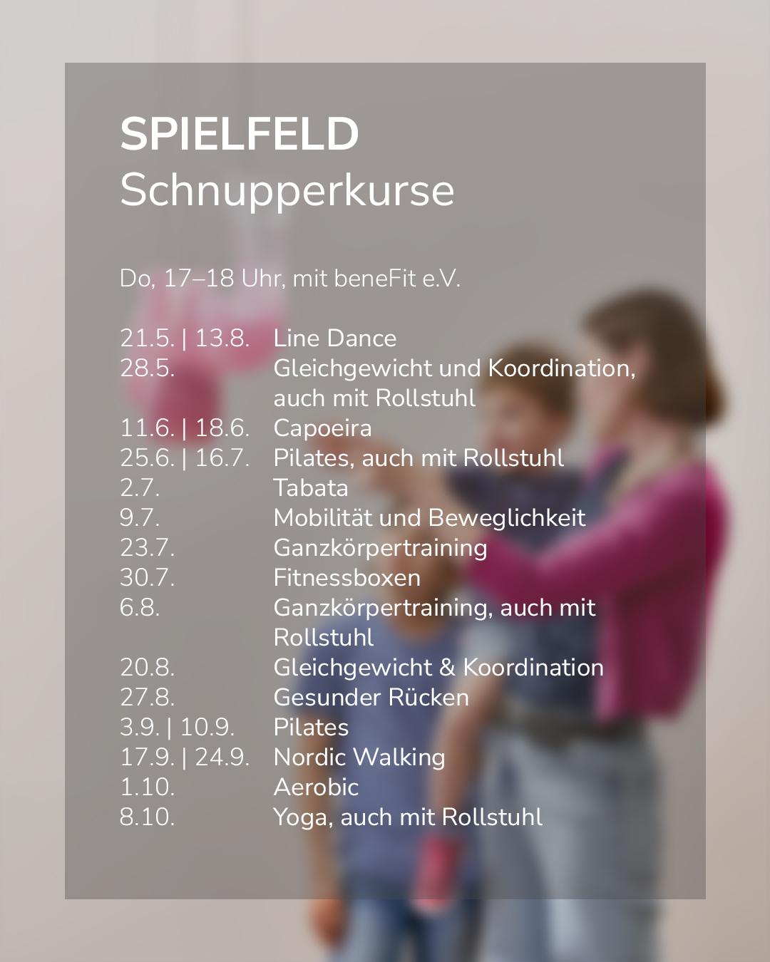 Dieser Alternativtext wurde KI-generiert: Schwarz-weißes Bild mit Text, der verschiedene Kursangebote und Termine auflistet. Der Fokus liegt auf der Präsentation von Informationen zu Fitness- und Bewegungskursen.