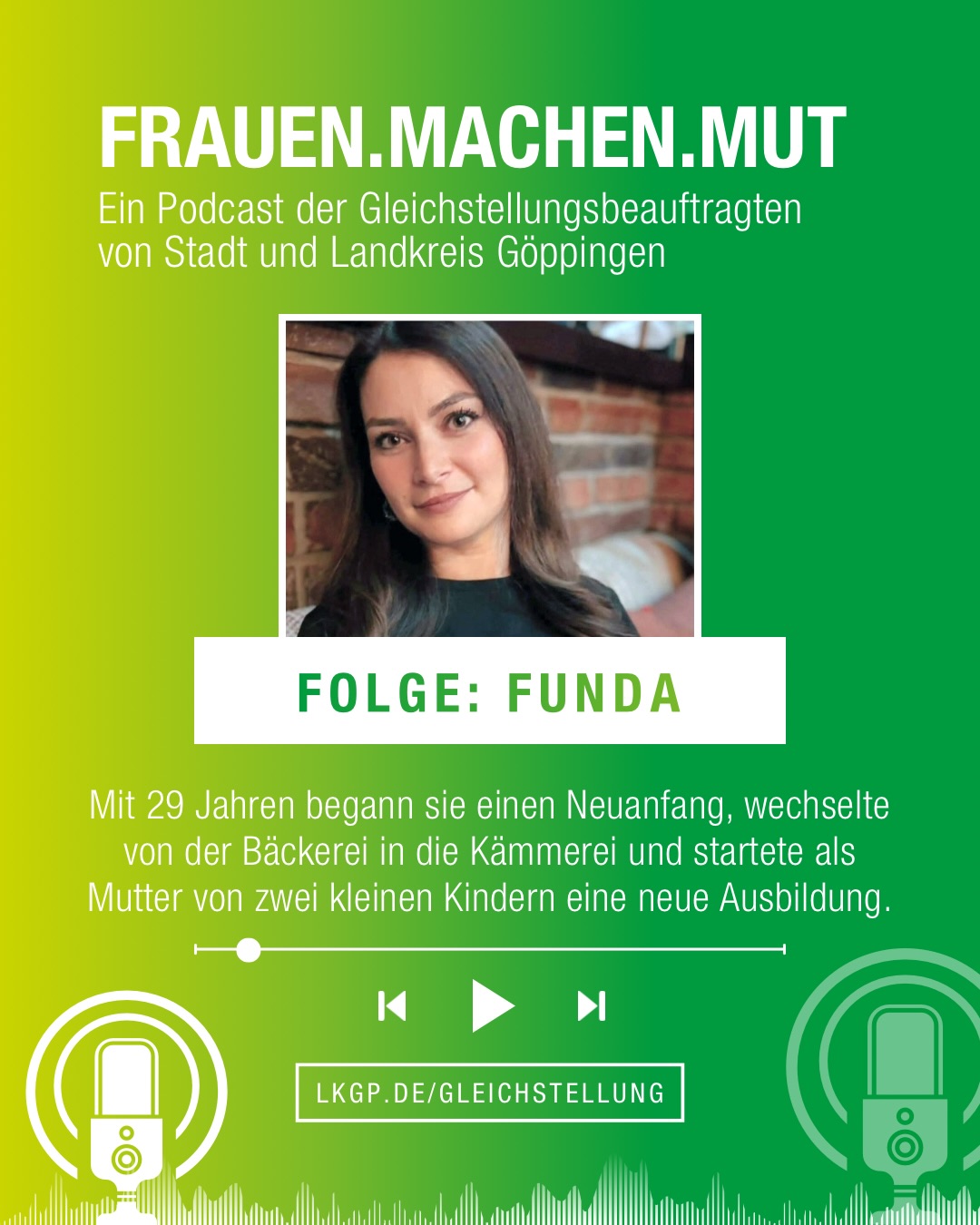 Dieser Alternativtext wurde KI-generiert: Ein farbenfrohes Bild im Hochformat mit Text und einer Person. Es bewirbt einen Podcast und eine neue Ausbildung einer Frau, die zuvor in einem anderen Beruf tätig war.