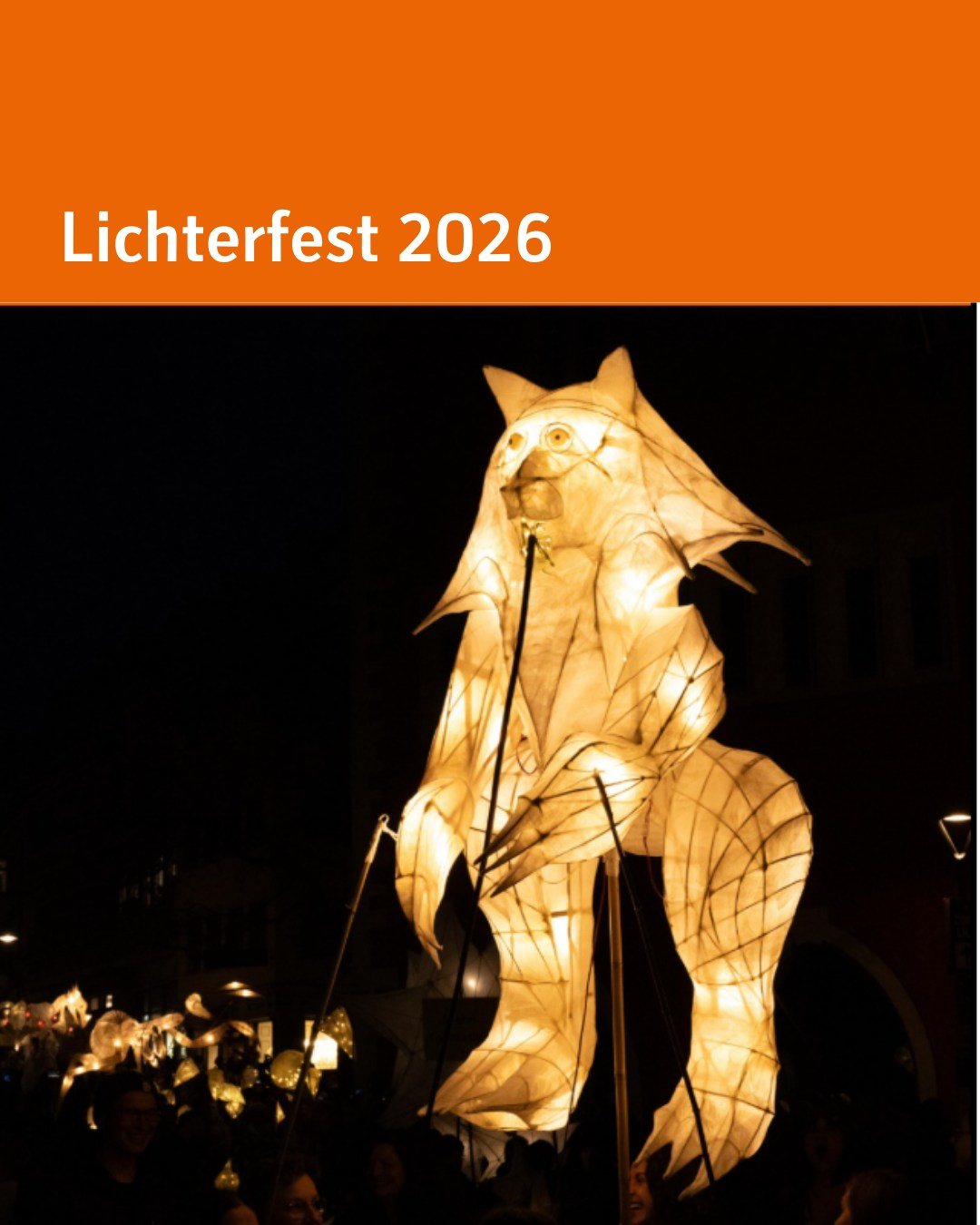 Eine laternenartige, von innen ausgeleuchtete Papierfigur eines Wappenlöwen vor dunklem Nachthintergrund. Text im Bild: Lichterfest 2026