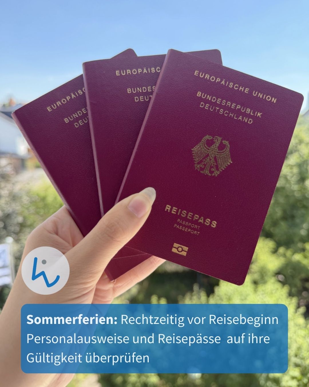 Eine Hand hält drei deutsche Reisepässe. Ein blauer Textkasten unten lautet: „Sommerferien: Rechtzeitig vor Reisebeginn Personalausweise und Reisepässe auf ihre Gültigkeit überprüfen“. (KI-Alternativtext)