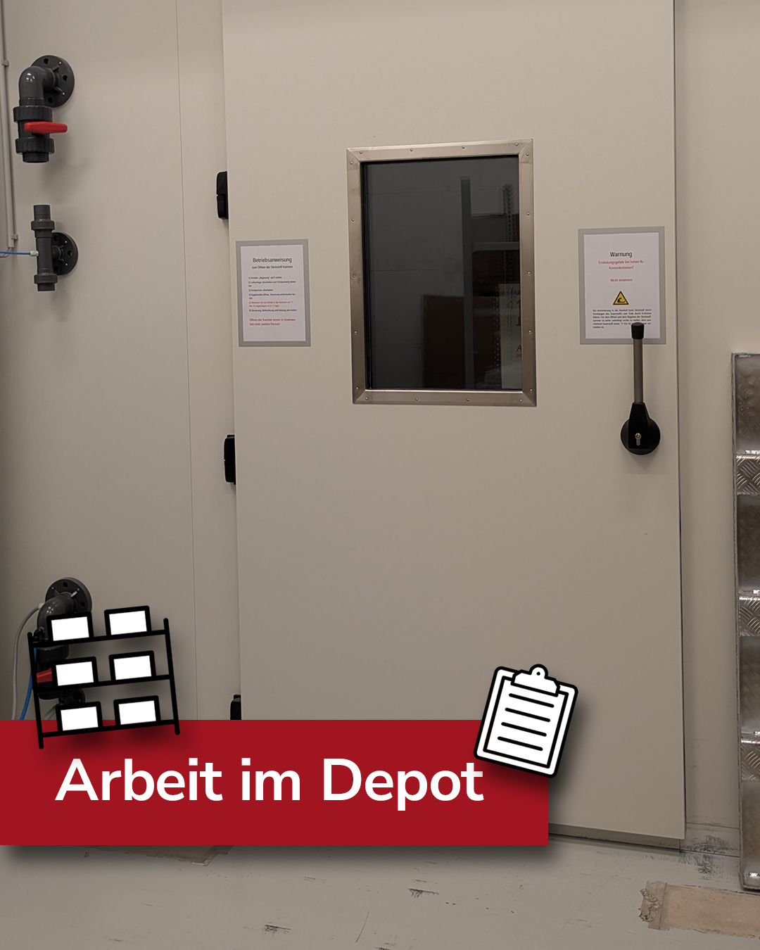 Bild eines weißen Kühlraumes mit einer Tür und einem kleinen Fenster.  Ein Schild weist auf die Arbeit im Depot hin.