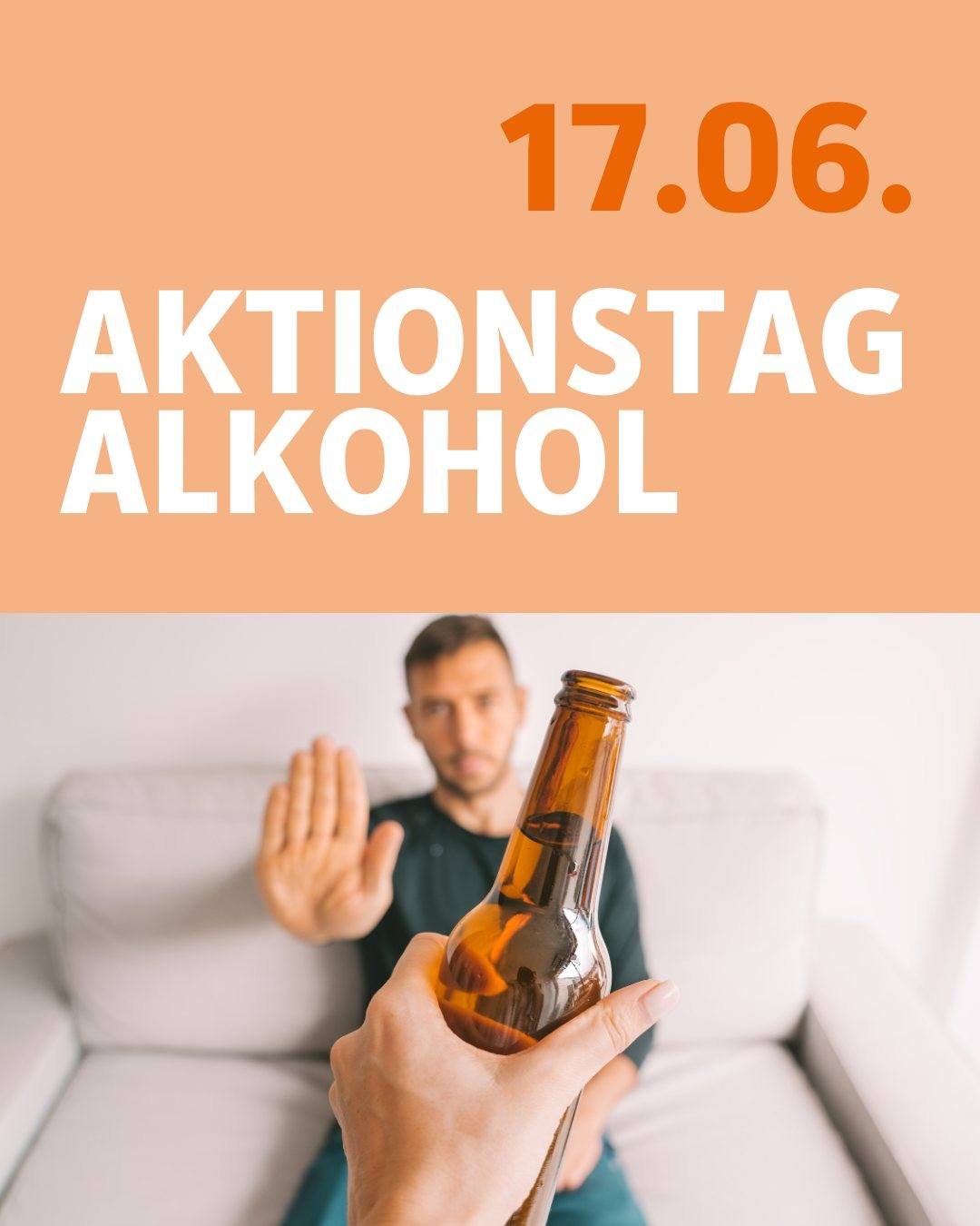 Zu sehen ist eine Hand die eine Flasche Bier in der Hand hält. Im Hintergrund sitzt eine Person und lehnt den Alkohol ab. Bildtext: 17. Juni. Aktionstag Alkohol.