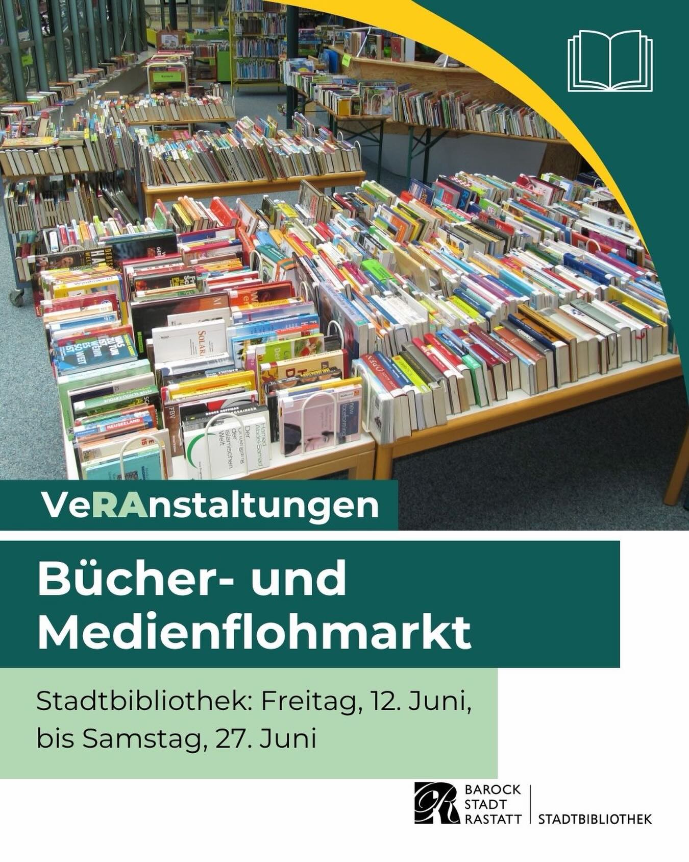 Bücher- und Medienflohmarkt in der Stadtbibliothek Barockstadt Rastatt, Freitag, 12. Juni, bis Samstag, 27. Juni. Im Hintergrund Regale voller Bücher, im Vordergrund Tische mit aufgestellten Büchern. Oben rechts ein stilisiertes offenes Buch. (KI-Alternativtext)