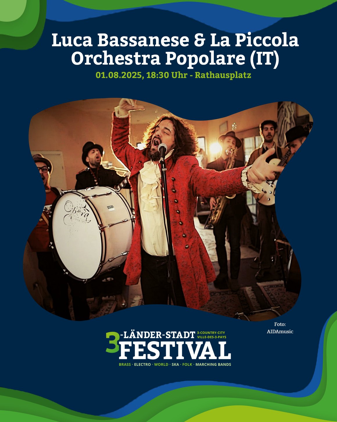 Werbeplakat für ein Festival. Es zeigt eine Musikgruppe mit verschiedenen Instrumenten, darunter ein Schlagzeug und ein Saxophon. Eine Person singt ins Mikrofon.