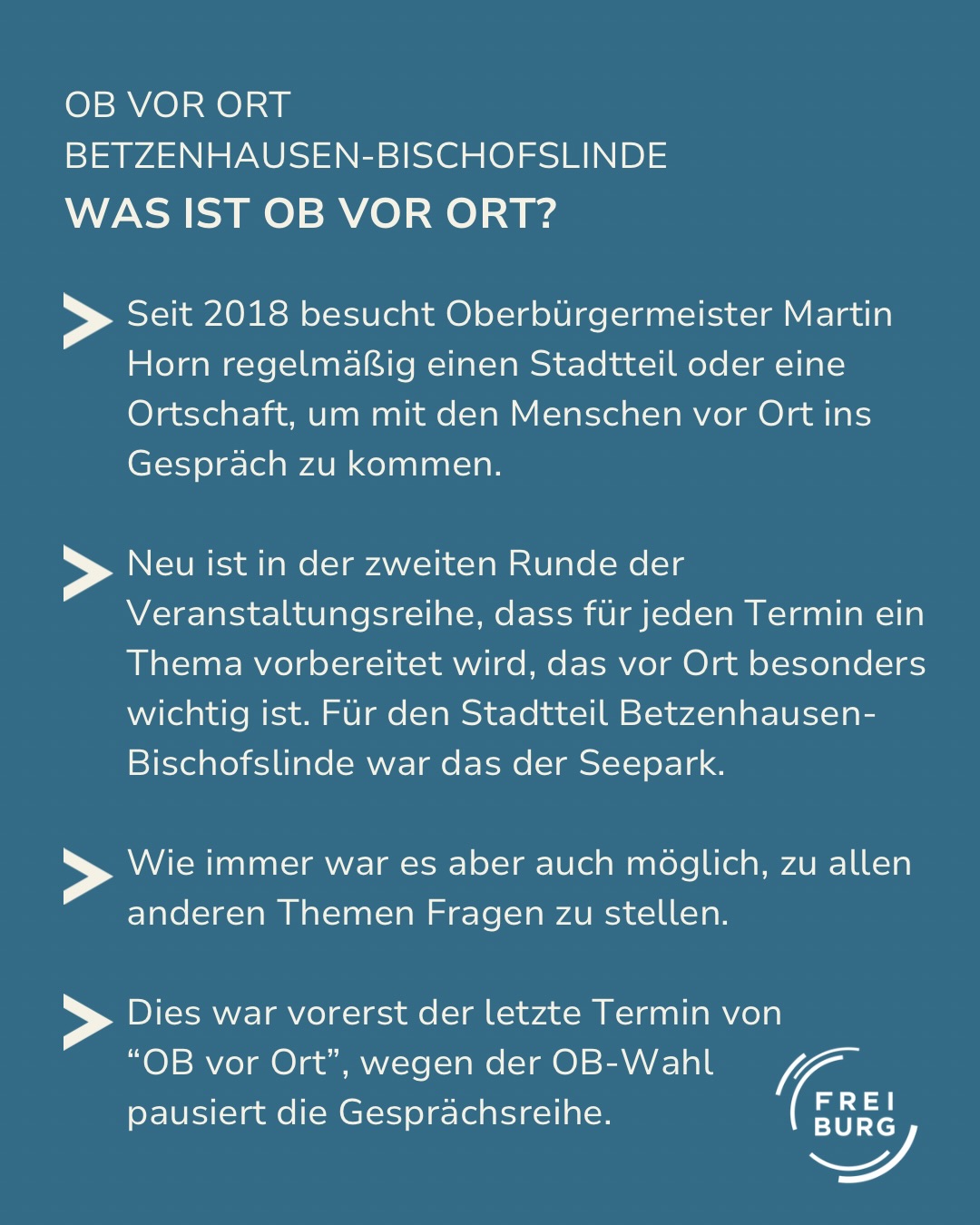 Dieser Alternativtext wurde KI-generiert: Schwarz-weißes Bild mit Text und Pfeilen. Der Text beschreibt eine Veranstaltungsreihe, bei der regelmäßig Gespräche mit Bürgern geführt werden.
