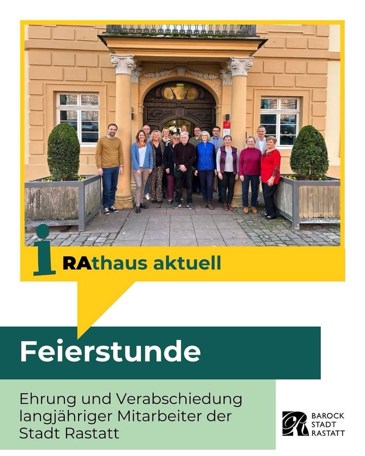 Dieser Alternativtext wurde KI-generiert: Ein farbiges Foto zeigt eine Gruppe von Menschen vor einem Gebäude mit einer verzierten Fassade. Im Vordergrund befindet sich ein Plakat mit Text und Logos.