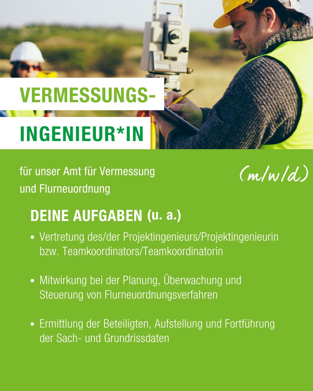 Dieser Alternativtext wurde KI-generiert: Ein Gerät zur Messung von Winkeln und Entfernungen steht auf einem Feld. Im Hintergrund ist ein Werbeplakat für eine Stelle als Vermessungsingenieur zu sehen.