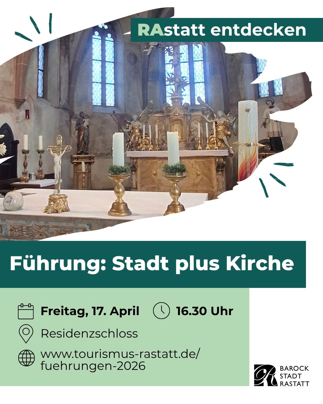 Dieser Alternativtext wurde KI-generiert: Ein Innenraum mit einem hohen Kirchenfenster und altarähnlichen Aufbauten. Unterhalb befindet sich ein Plakat mit Informationen zu einer Führung durch die Stadt und Kirche.