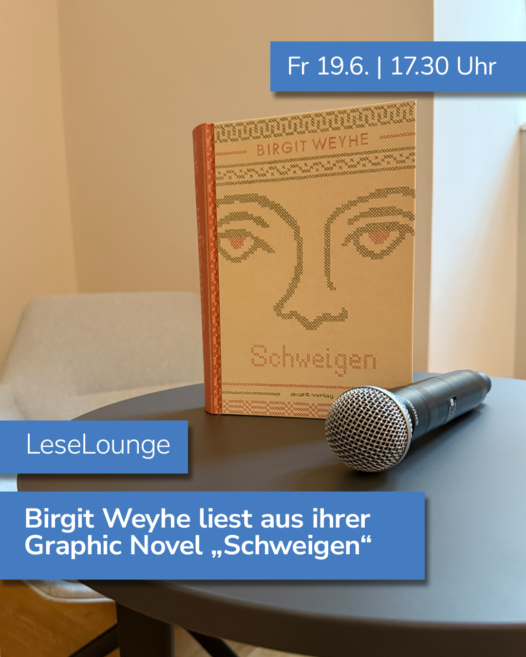 Auf einem Tisch stehen ein Buch mit dem Titel „Schweigen“ von Birgit Weyhe und ein Mikrofon. Blaue Textfelder geben den Termin „Fr 19.6. | 17.30 Uhr“, den Ort „LeseLounge“ und die Information „Birgit Weyhe liest aus ihrer Graphic Novel ‚Schweigen‘“ an. (KI-Alternativtext)