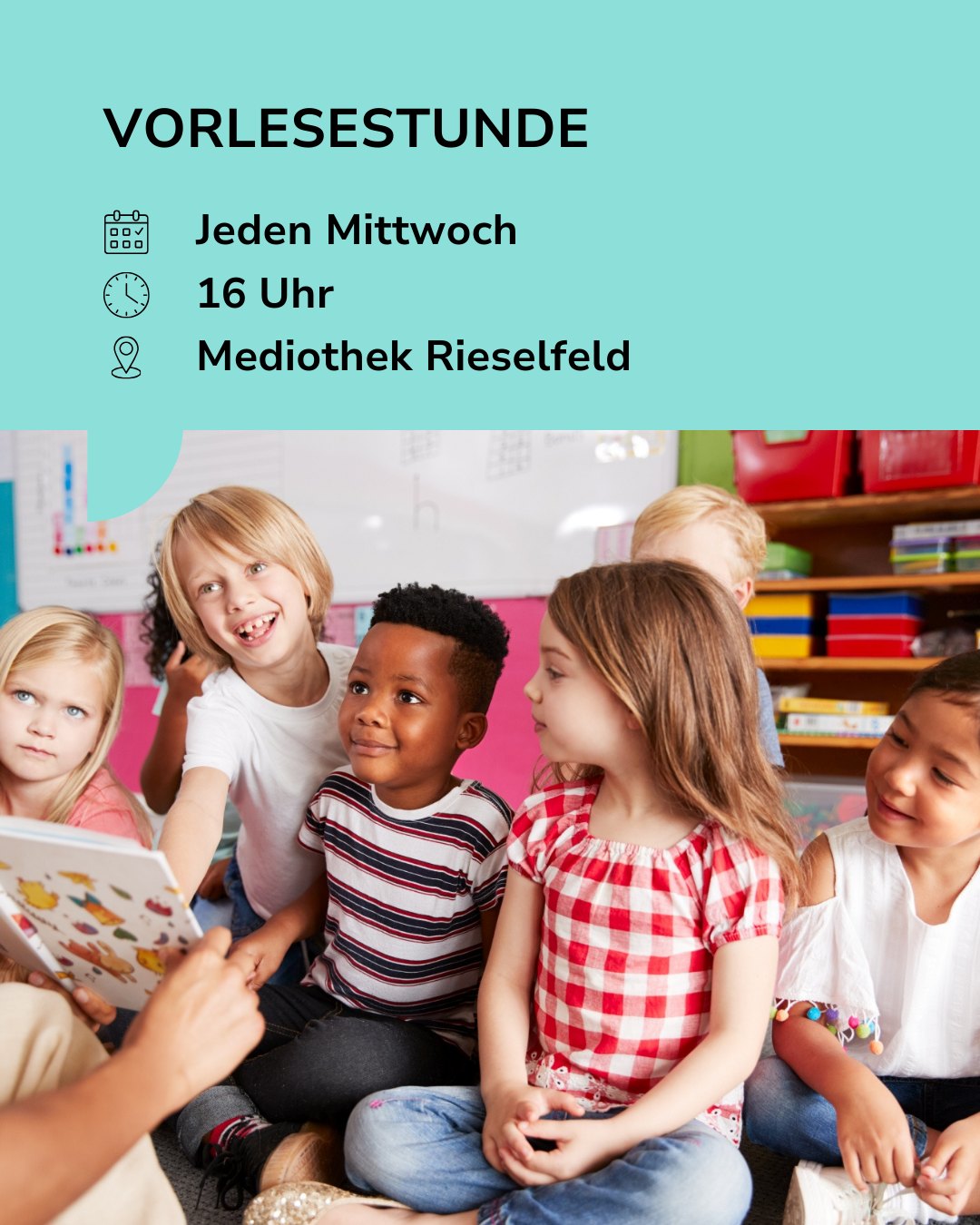 Dieser Alternativtext wurde KI-generiert: Eine Gruppe von Kindern sitzt im Kreis und lauscht interessiert einer Person, die ein Buch vorliest. Im Hintergrund ist ein Raum mit Büchern und Spielzeug zu sehen.