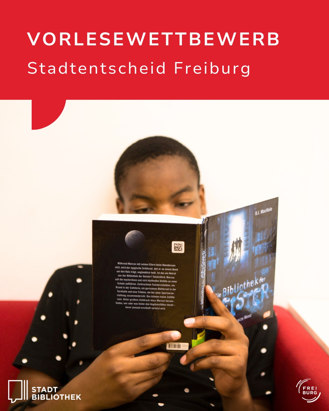 Dieser Alternativtext wurde KI-generiert: Eine Person liest konzentriert ein Buch. Das Bild ist farbig und zeigt die Person, welche an einer Lesewettbewerb-Veranstaltung teilnimmt.