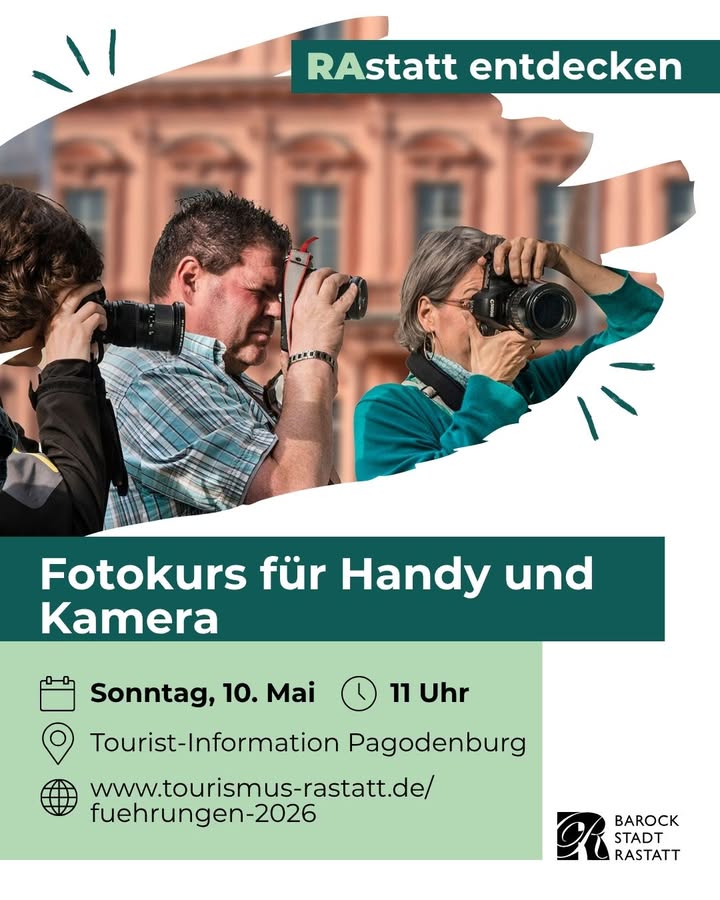 Dieser Alternativtext wurde KI-generiert: Ein farbiges Plakat bewirbt einen Fotokurs für Handy und Kamera. Es zeigt eine Person, die eine Kamera hält, mit Informationen zu Datum, Uhrzeit und Veranstaltungsort.