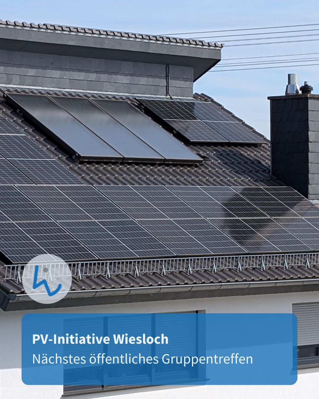 Dach eines Hauses mit mehreren Solarpanelen und einem Schornstein. Ein blauer Balken mit dem Text „PV-Initiative Wiesloch – Nächstes öffentliches Gruppentreffen“ ist überlagert. (KI-Alternativtext)