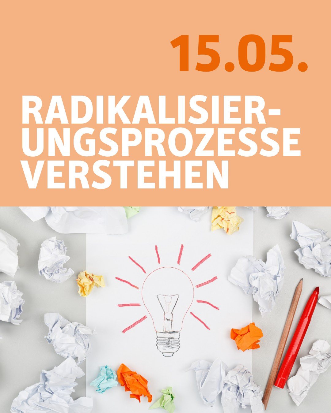 Symbolisch ist auf einem Blatt Papier eine Glühbirne abgebildet, die von Hand gezeichnet wurde.
Bildtext: 15.05.
Radikalisierungsprozesse verstehen