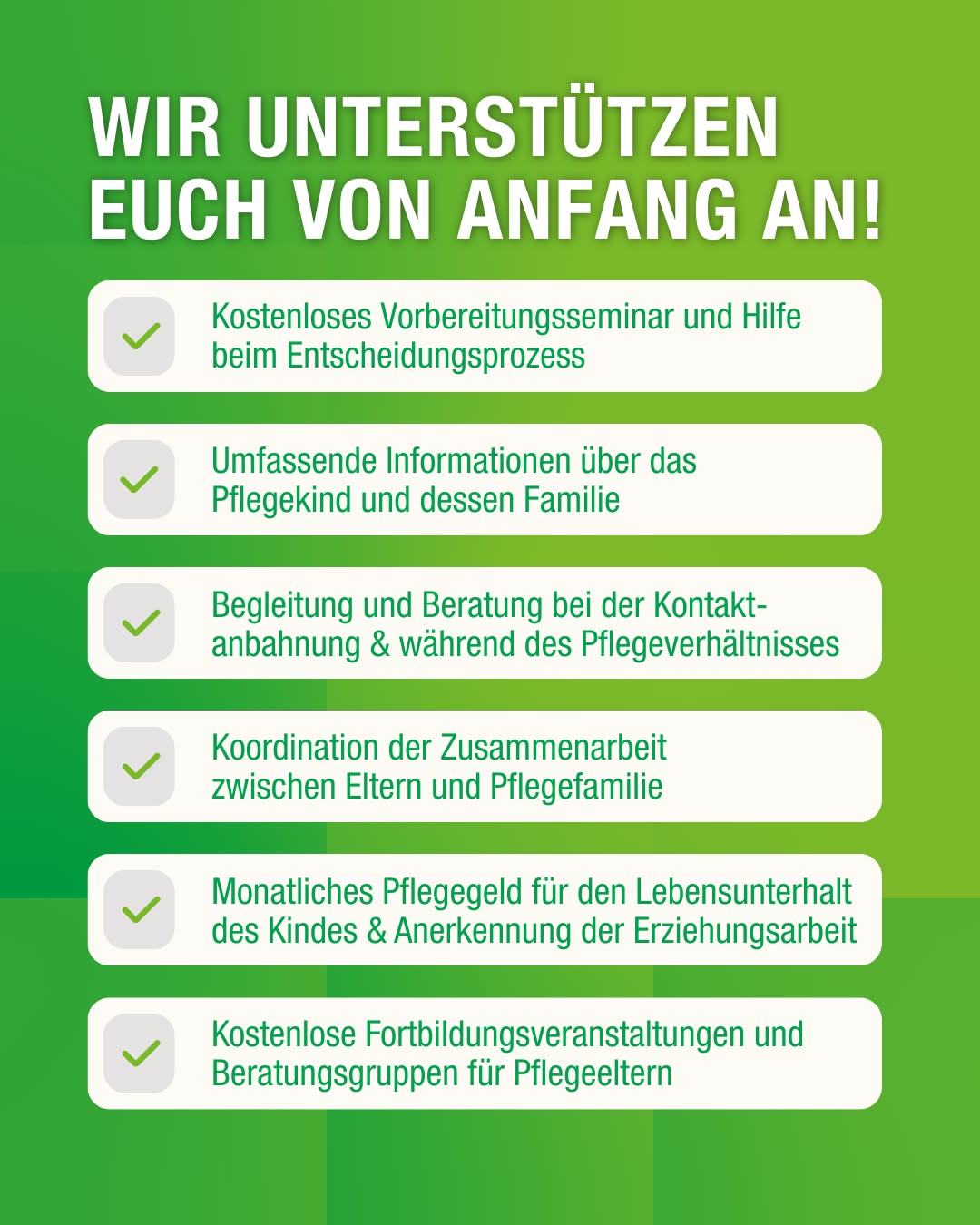 Dieser Alternativtext wurde KI-generiert: Schwarz-weißes Bild mit Text und grünen Häkchen. Es listet verschiedene Unterstützungsangebote auf, wie kostenlose Seminare und Beratung für Pflegeeltern.
