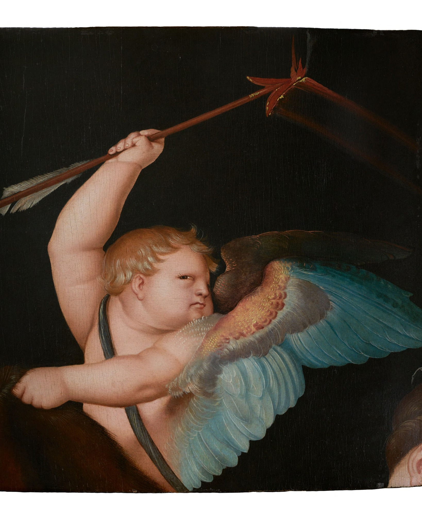 Ein flügeliger Knabe mit blonden Locken und muskulösem Oberkörper hält einen Pfeil mit brennender Spitze hoch. Seine Flügel sind in Blau- und Brauntönen gehalten. Der Hintergrund ist schwarz. (KI-Alternativtext)