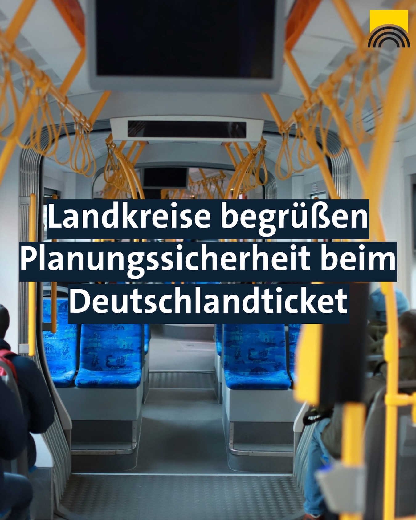 Dieser Alternativtext wurde KI-generiert: Ein Innenraum eines öffentlichen Verkehrsmittels ist zu sehen. Auf einem Banner im Vordergrund befindet sich Text.