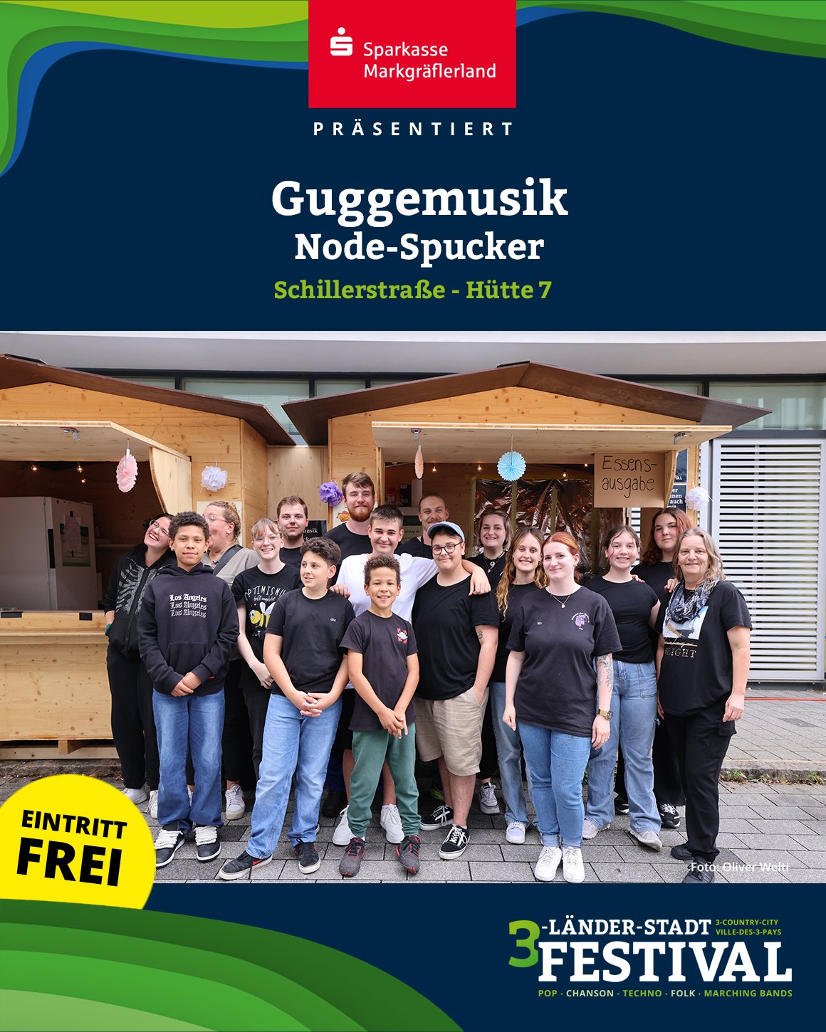 Das Bild zeigt eine Gruppe von Personen vor Buden unter dem Titel 'Guggemusik Node-Spucker', Teil eines Festivals, bei dem der Eintritt frei ist.
