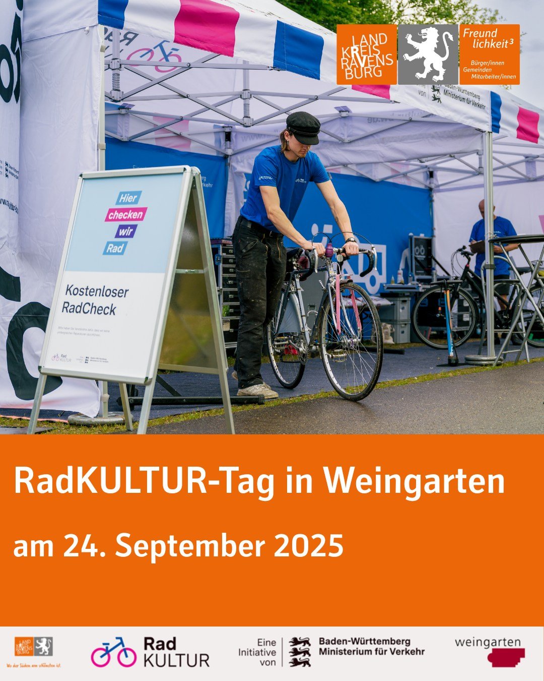 Mann bei einem Fahrrad in einem Pavillion, der draußen steht. Text im Bild: Radkultur-Tag in Weingarten am 24. September 2025, darunter Logos der Förderorganisationen und Initiatoren