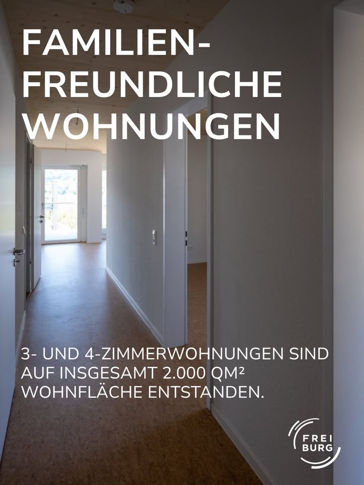 Ein heller Flur mit Holzboden und weißen Wänden dient als Hintergrund für eine Immobilienanzeige. Oben steht in großen weißen Buchstaben "FAMILIEN-FREUNDLICHE WOHNUNGEN". Unten informiert der Text: "3- UND 4-ZIMMERWOHNUNGEN SIND AUF INSGESAMT 2.000 QM² WOHNFLÄCHE ENTSTANDEN." Das Logo "FREI BURG" befindet sich unten rechts. (KI-Alternativtext)