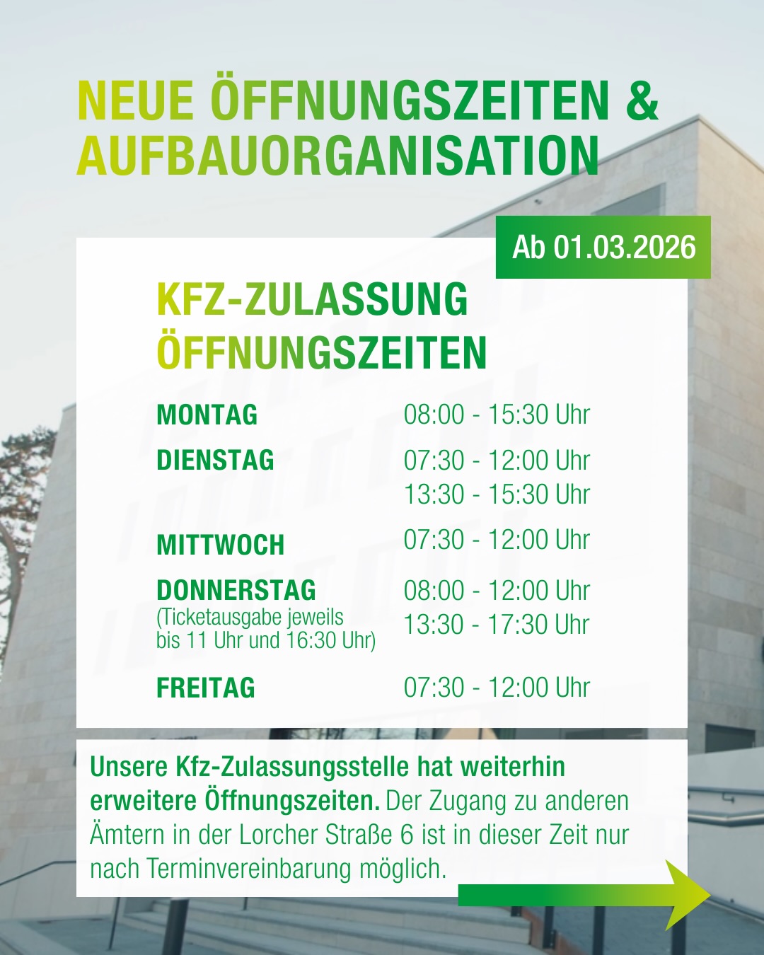 Dieser Alternativtext wurde KI-generiert: Ein farbiges Schild kündigt geänderte Öffnungszeiten und eine neue Organisation für die KFZ-Zulassung an. Es listet die Öffnungszeiten von Montag bis Freitag auf.