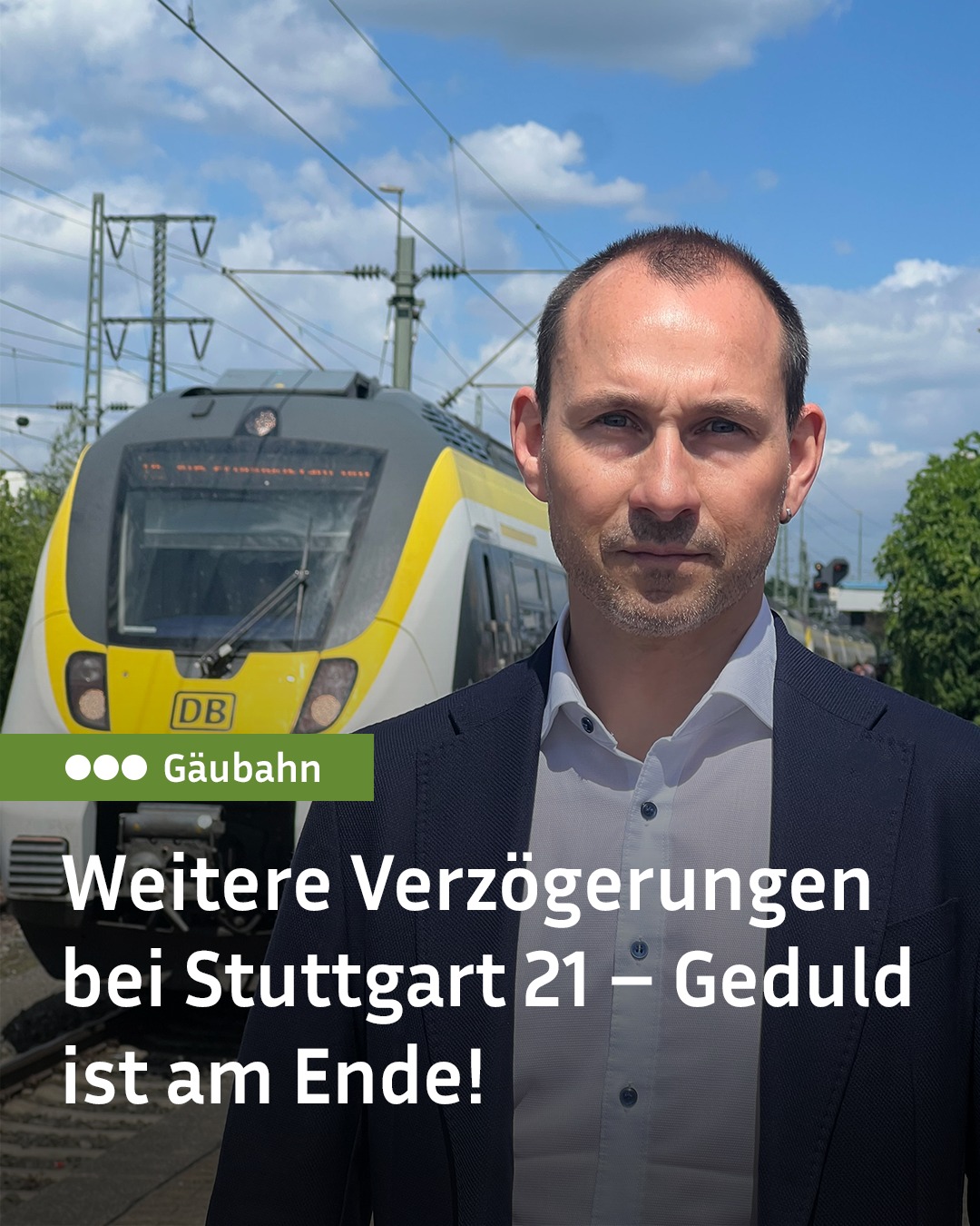 Person im Anzug vor einem gelb-weißen DB-Zug, im Hintergrund Strommasten und blauer Himmel. Überlagerter Text: „Gäubahn – Weitere Verzögerungen bei Stuttgart 21 – Geduld ist am Ende!“ (KI-Alternativtext)